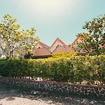 Отель Apulia 4*