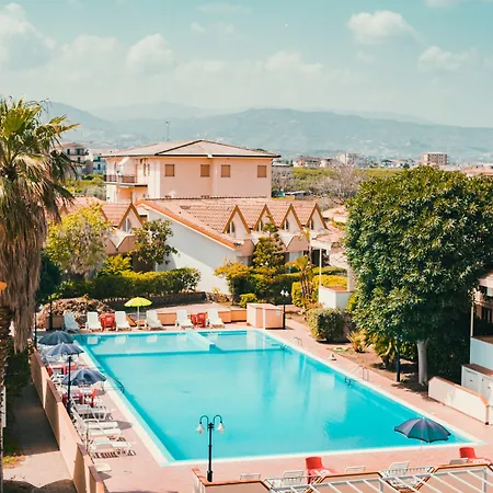Отель Apulia 4*